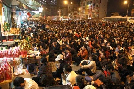 Toàn cảnh lễ hội và những 'biến dạng nguy hiểm' ảnh 4