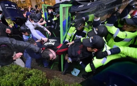 13.000 cảnh sát Hàn Quốc ngăn người biểu tình tiến đến phủ Tổng thống ảnh 1