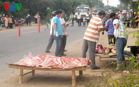 Ô tô bỏ chạy sau khi gây tai nạn, 2 mẹ con chết tại chỗ ảnh 1