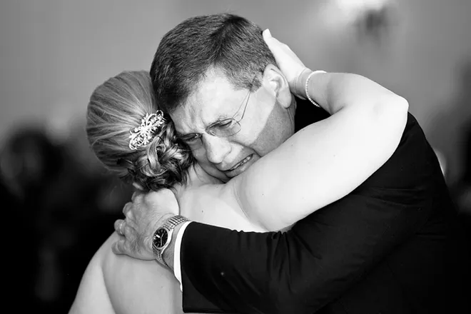 Nước mắt nụ cười của cha trong ngày cưới con gái ảnh 2