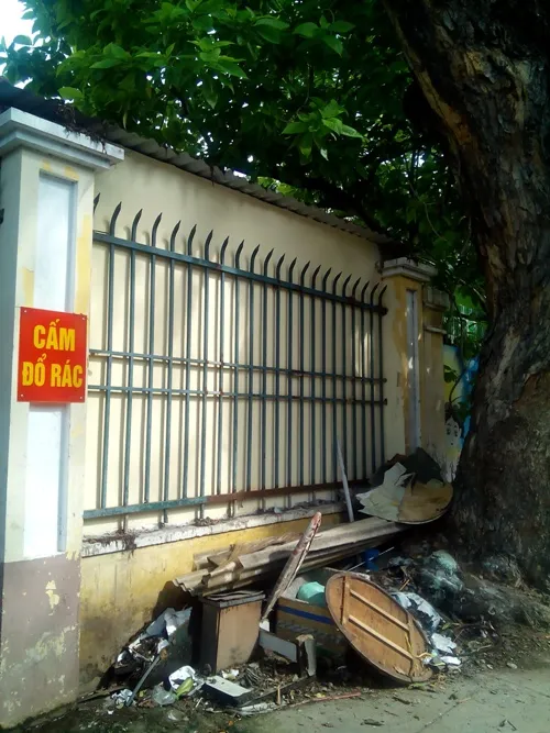 'Cổng trường em sạch đẹp' đầy rác ảnh 2