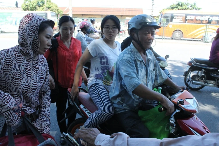 Sĩ tử khăn gói lên Hà Nội dự thi tốt nghiệp ảnh 5