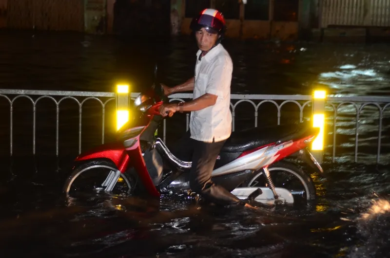 Sài Gòn lại ngập nặng sau cơn mưa lớn ảnh 7 Sài Gòn lại ngập nặng sau cơn mưa lớn ảnh 7