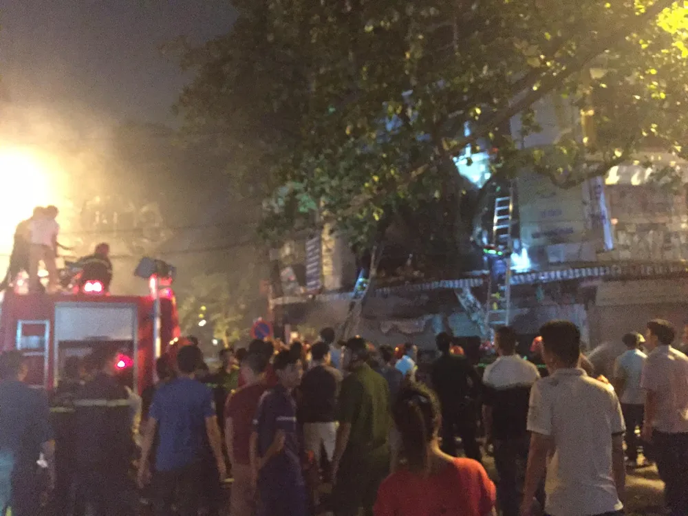 Cháy lớn cửa hàng bán đồ lưu niệm trong phố cổ Hà Nội ảnh 3