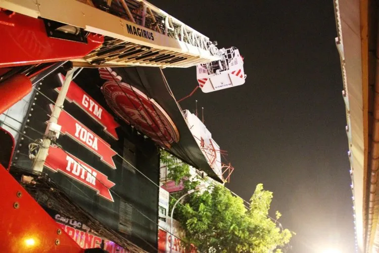 Bảng hiệu 'khủng' đổ sập sau mưa, hàng trăm cảnh sát ứng cứu trong đêm ảnh 2