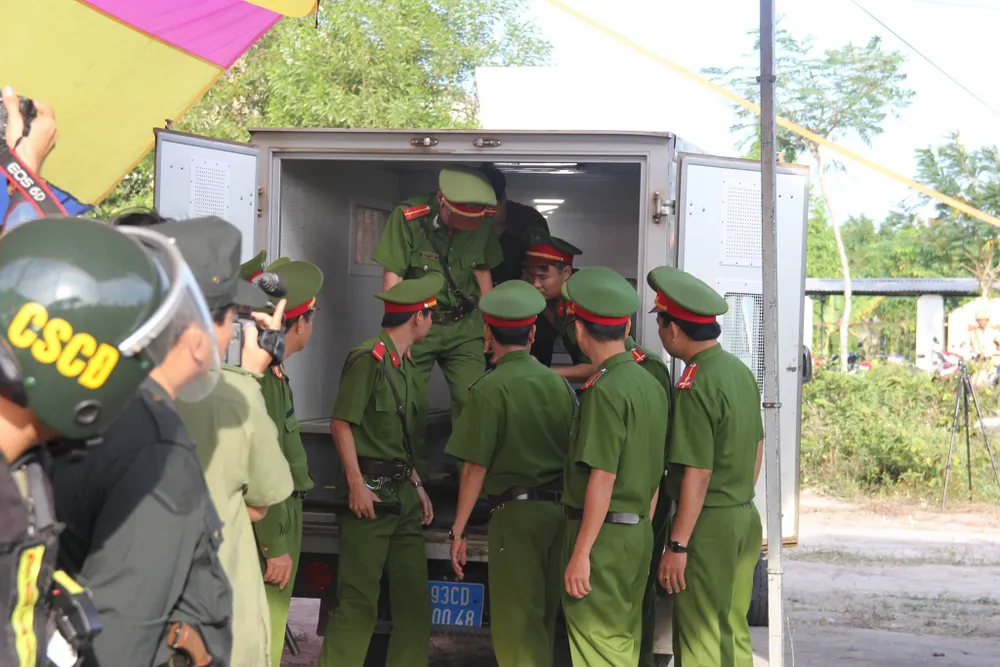 Chùm ảnh: Toàn cảnh phiên tòa xét xử trọng án thảm sát Bình Phước ảnh 10 Chùm ảnh: Toàn cảnh phiên tòa xét xử trọng án thảm sát Bình Phước ảnh 10