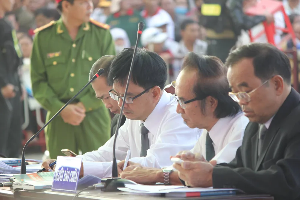 Chùm ảnh: Toàn cảnh phiên tòa xét xử trọng án thảm sát Bình Phước ảnh 16 Chùm ảnh: Toàn cảnh phiên tòa xét xử trọng án thảm sát Bình Phước ảnh 16