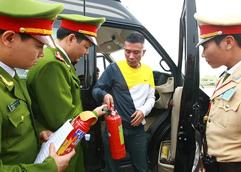 Bình cứu hỏa trên xe ô tô: Chuyện gì đang xảy ra? ảnh 1