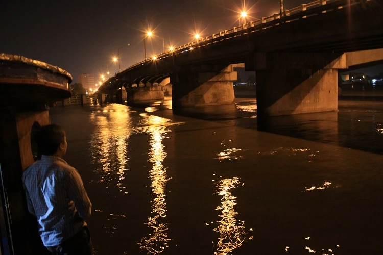 Nam thanh niên gieo mình xuống dòng nước xiết ảnh 1