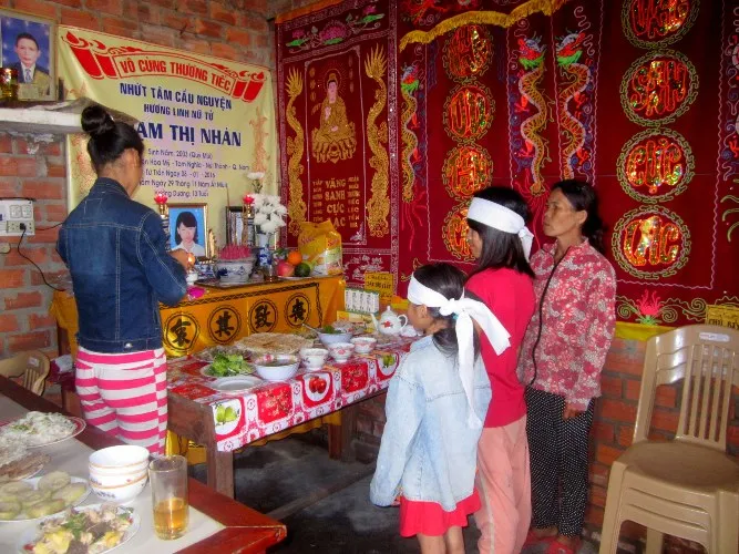 Bé gái rơi xuống hố khai thác quặng tử vong ảnh 2