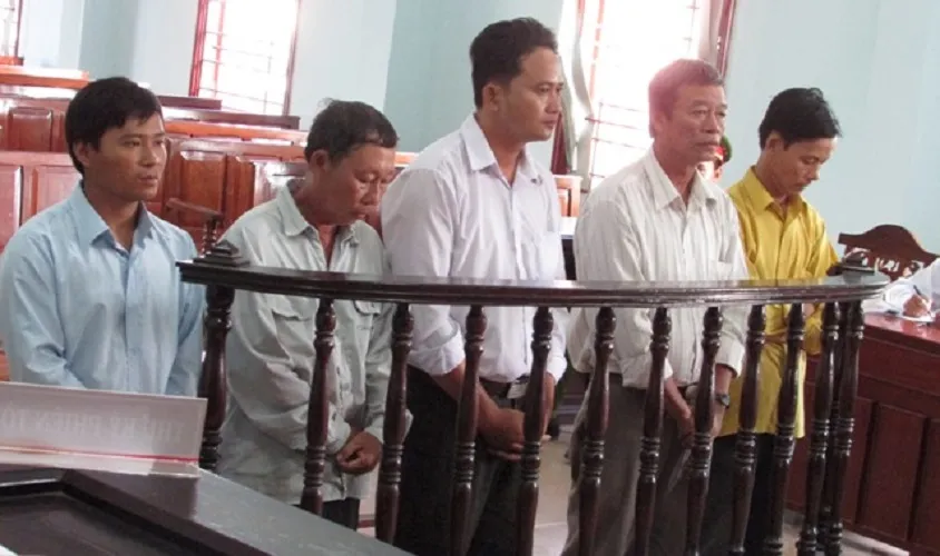 Gây giảm sút uy tín chính quyền địa phương, dắt nhau vào tù ảnh 1 Gây giảm sút uy tín chính quyền địa phương, dắt nhau vào tù ảnh 1