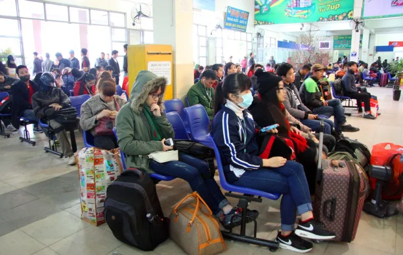 Bến xe Mỹ Đình ‘gồng mình’ đón tết ảnh 3 Bến xe Mỹ Đình ‘gồng mình’ đón tết ảnh 3