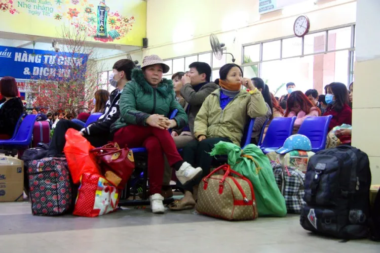 Bến xe Mỹ Đình ‘gồng mình’ đón tết ảnh 4 Bến xe Mỹ Đình ‘gồng mình’ đón tết ảnh 4