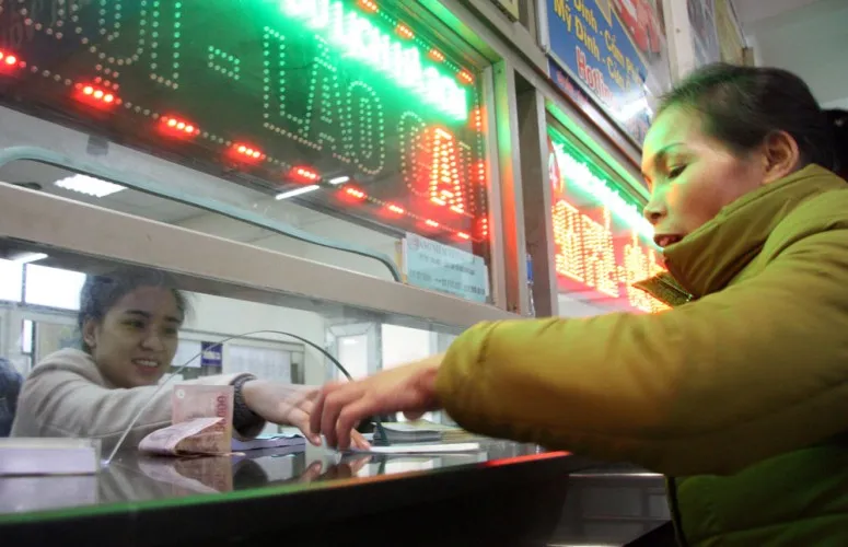 Bến xe Mỹ Đình ‘gồng mình’ đón tết ảnh 5 Bến xe Mỹ Đình ‘gồng mình’ đón tết ảnh 5