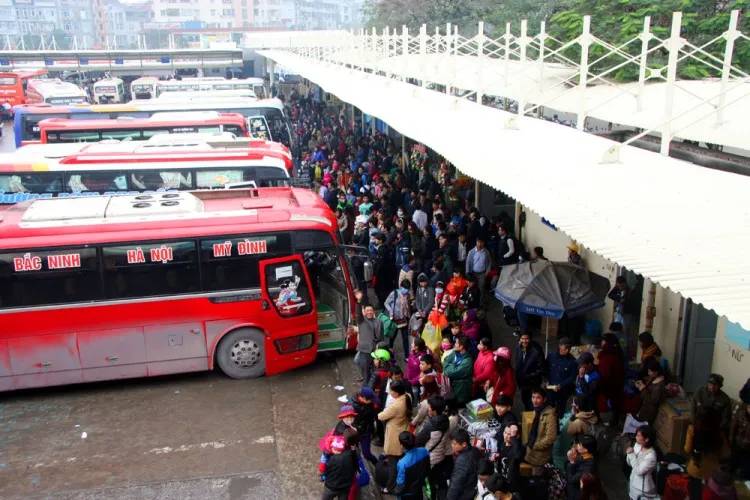 Bến xe Mỹ Đình ‘gồng mình’ đón tết ảnh 13 Bến xe Mỹ Đình ‘gồng mình’ đón tết ảnh 13