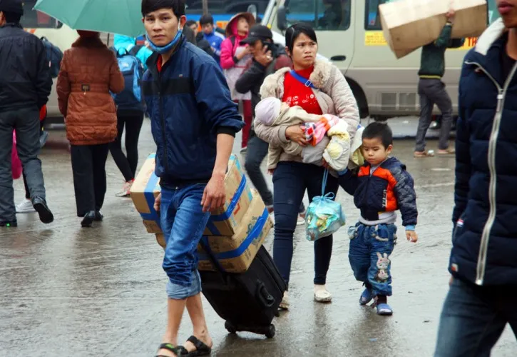 Bến xe Mỹ Đình ‘gồng mình’ đón tết ảnh 7 Bến xe Mỹ Đình ‘gồng mình’ đón tết ảnh 7