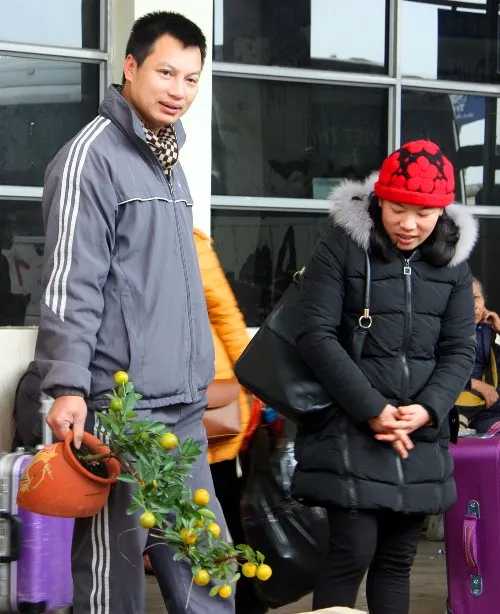 Bến xe Mỹ Đình ‘gồng mình’ đón tết ảnh 12 Bến xe Mỹ Đình ‘gồng mình’ đón tết ảnh 12