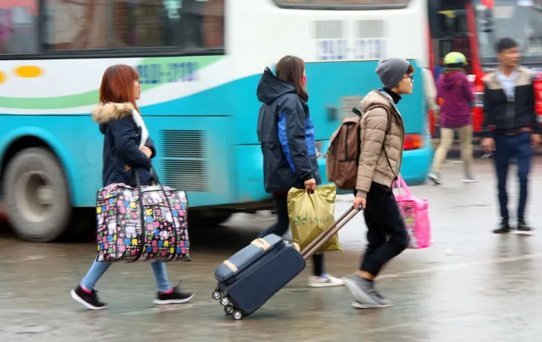 Bến xe Mỹ Đình ‘gồng mình’ đón tết ảnh 10 Bến xe Mỹ Đình ‘gồng mình’ đón tết ảnh 10