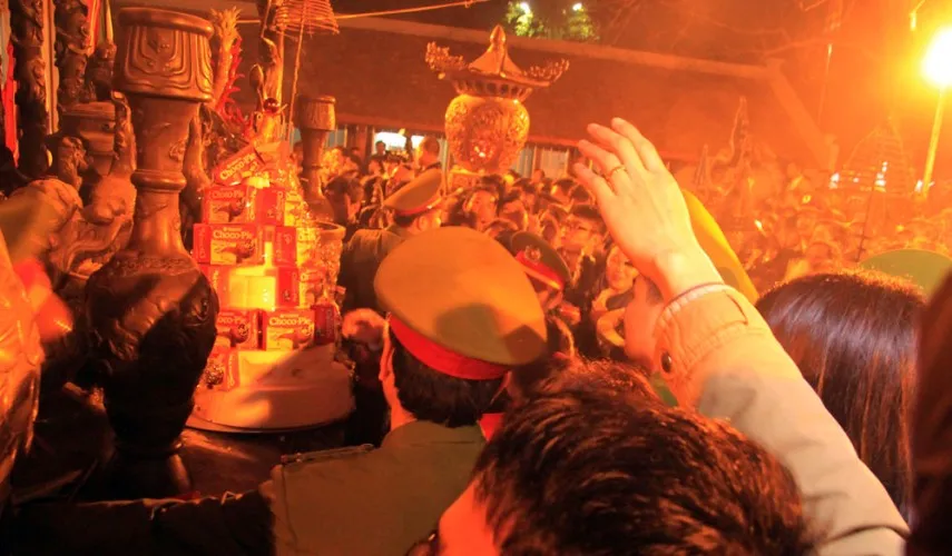 Dân ùn ùn cướp lộc sau giờ khai ấn đền Trần ảnh 18