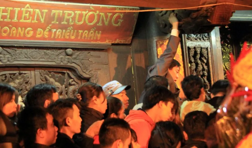 Dân ùn ùn cướp lộc sau giờ khai ấn đền Trần ảnh 16