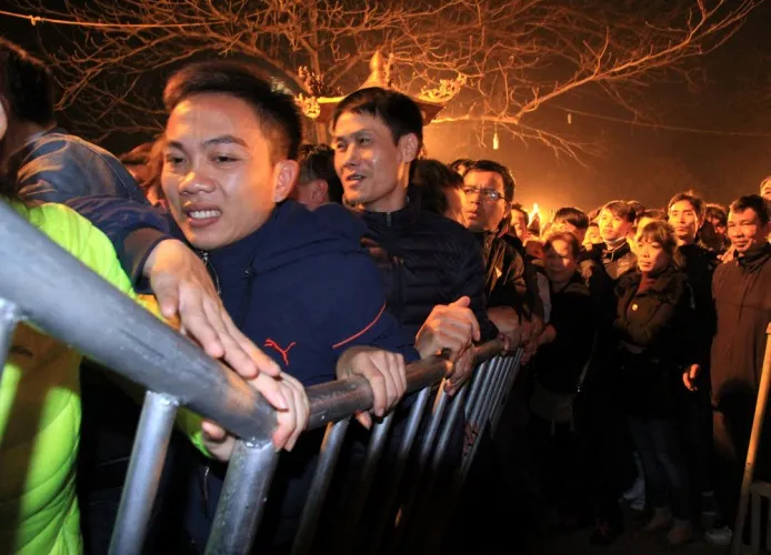 Dân ùn ùn cướp lộc sau giờ khai ấn đền Trần ảnh 13