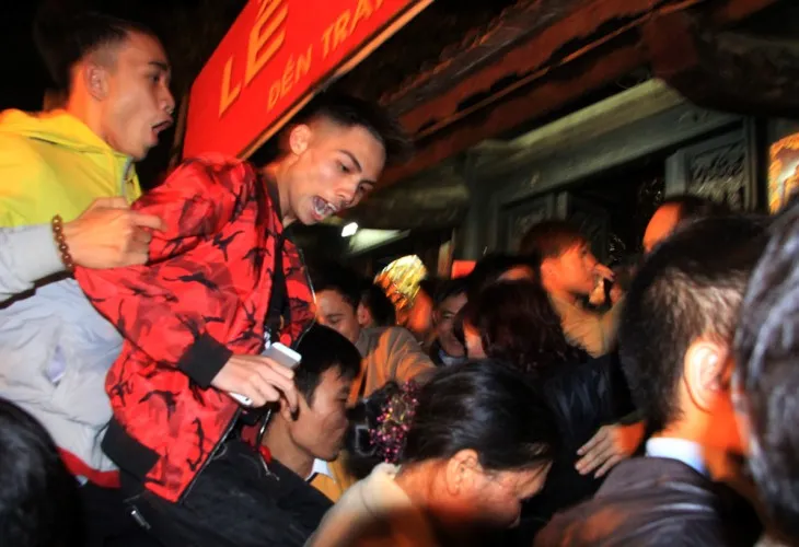 Dân ùn ùn cướp lộc sau giờ khai ấn đền Trần ảnh 14