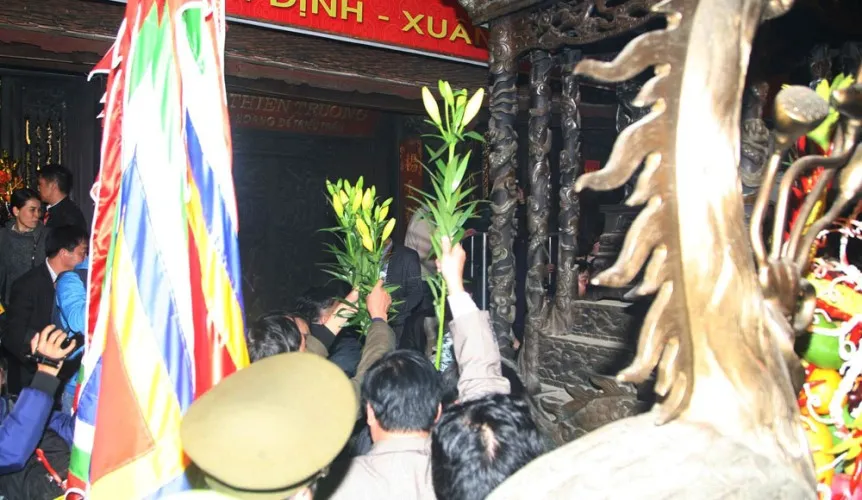 Dân ùn ùn cướp lộc sau giờ khai ấn đền Trần ảnh 11