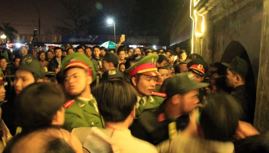 Dân ùn ùn cướp lộc sau giờ khai ấn đền Trần ảnh 3