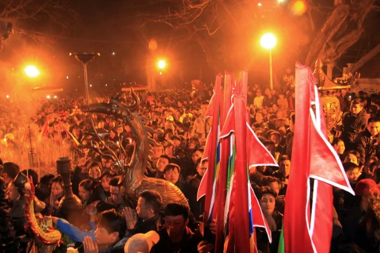 Dân ùn ùn cướp lộc sau giờ khai ấn đền Trần ảnh 9