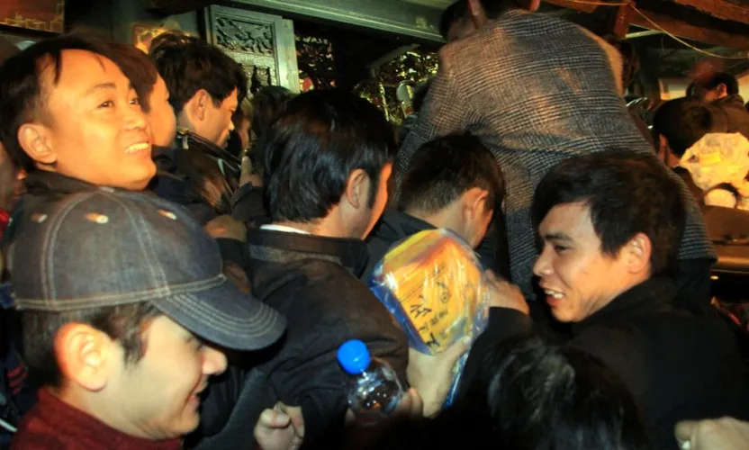 Dân ùn ùn cướp lộc sau giờ khai ấn đền Trần ảnh 7