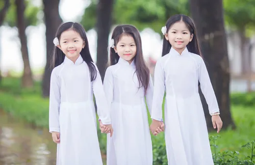 chi-em-sinh-ba-dien-ao-dai-trang-1