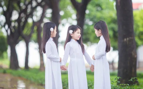 chi-em-sinh-ba-dien-ao-dai-trang-2