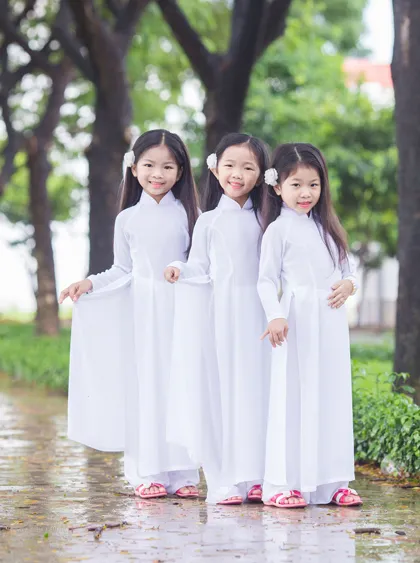 chi-em-sinh-ba-dien-ao-dai-trang-3
