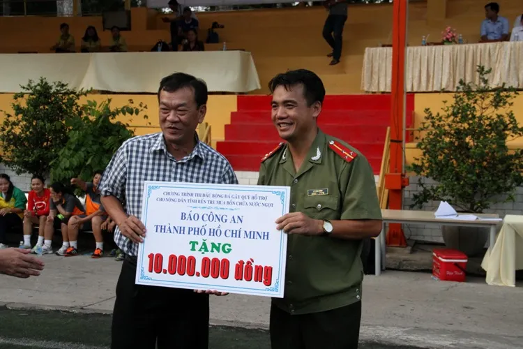 Đá bóng gây quỹ giúp dân nghèo ảnh 7 Đá bóng gây quỹ giúp dân nghèo ảnh 7