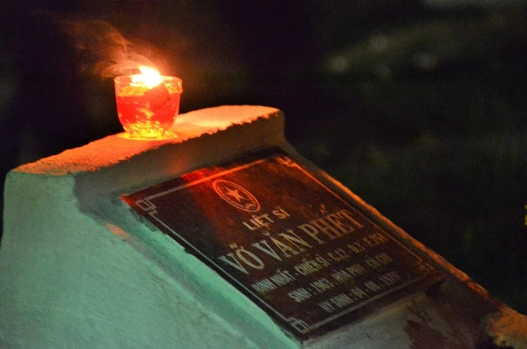 Lung linh ánh nến tri ân các anh hùng liệt sĩ ảnh 5