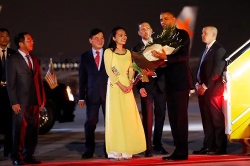Cô gái vinh dự tặng hoa cho tổng thống Obama ở Tân Sơn Nhất ảnh 4