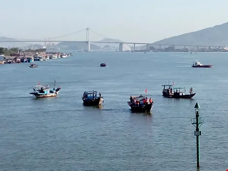 Ghi nhanh về vụ chìm tàu du lịch trên sông Hàn ảnh 6 Ghi nhanh về vụ chìm tàu du lịch trên sông Hàn ảnh 6