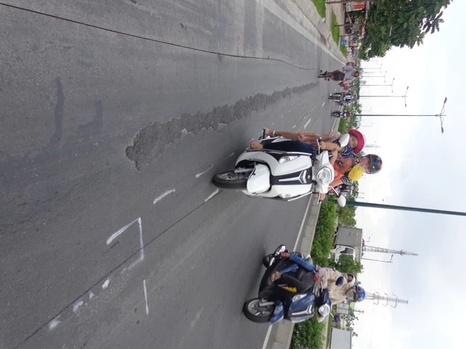 Chuyên gia phân tích những vết nứt 'lạ' trên đường Phạm Văn Đồng ảnh 8