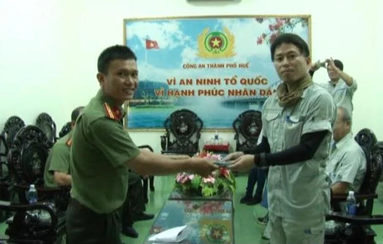 Trao trả 5.000 yen cho du khách Nhật ảnh 1