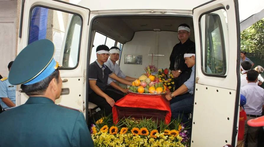 Lễ truy điệu Đại tá phi công Su-30 Trần Quang Khải: Đưa Anh về đất mẹ ảnh 12