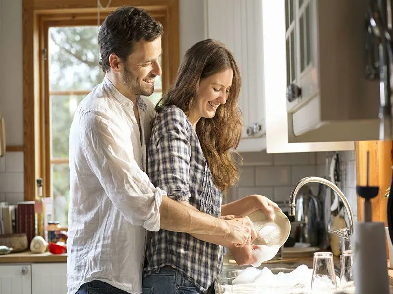 Chia sẻ việc nhà có lợi cho chuyện chăn gối