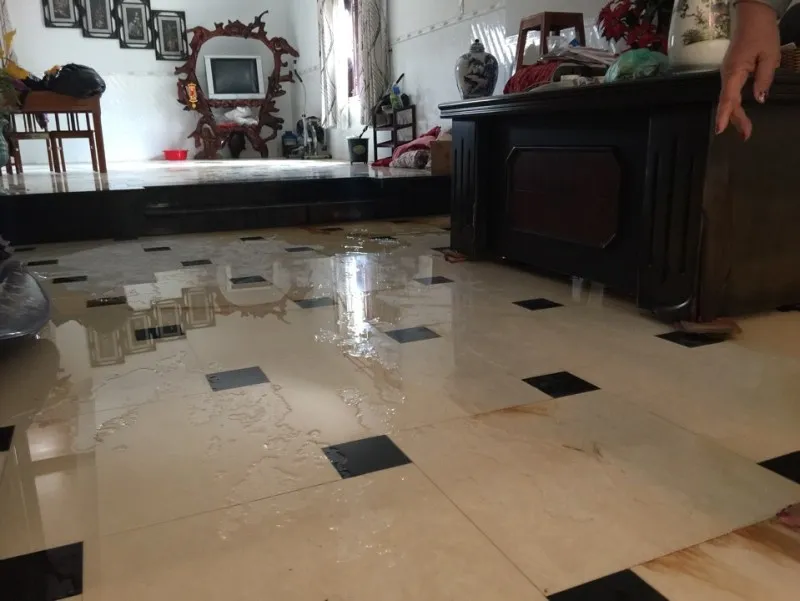 Hồ chứa Titan lại chảy nước xuống nhà dân 