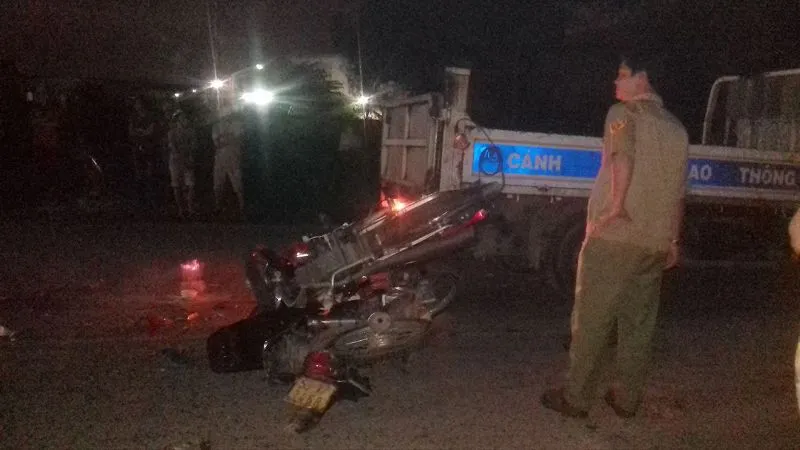 Hiện trường vị tai nạn, hai chiếc xe dính chặt vào nhau