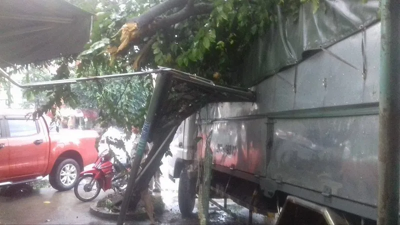 Xe tải xoay 180 độ, leo lề giữa cơn mưa tầm tã ảnh 1