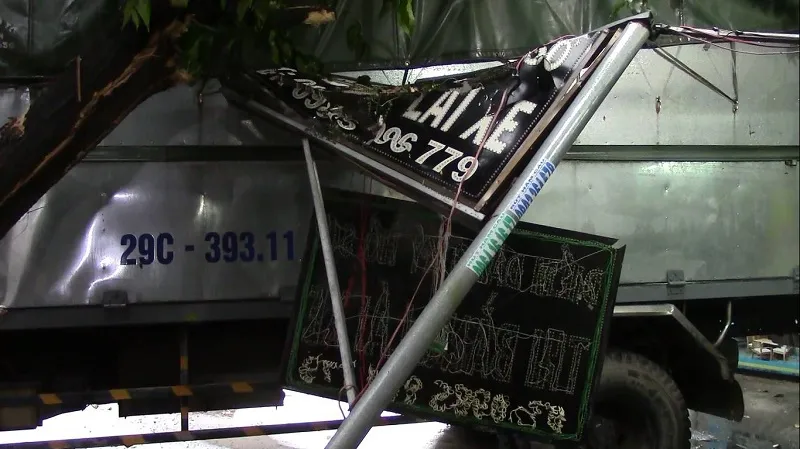 Xe tải xoay 180 độ, leo lề giữa cơn mưa tầm tã ảnh 2