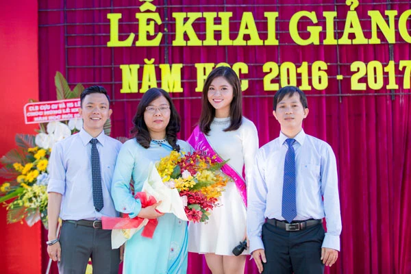 Tại buổi lễ, Thùy Dung có dịp tham dự nghi thức chào cờ quen thuộc. Cô cho biết, tuy rời xa trường hơn hai năm, nhưng từng nghi thức, từng lời chỉ dẫn của các thầy cô vẫn còn đọng lại như in trong đầu cô. Thùy Dung chia sẻ, cô học hỏi rất nhiều từ phong thái điềm đạm, cách dùng ngôn ngữ trau chuốt của thầy hiệu trưởng cho phần thi Ứng xử ở chung kết Hoa hậu Việt Nam.