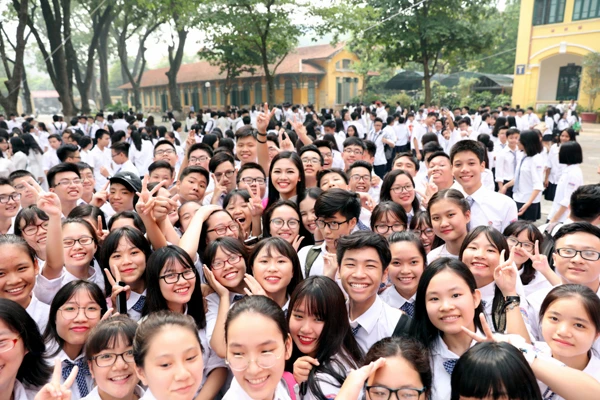 Học sinh trường Chu Văn An vây quanh lấy Á hậu để xin chụp hình kỷ niệm. Thanh Tú đã tốt tốt nghiệp ngành Luật quốc tế của Học viện Ngoại giao. Cô dự định trau dồi thêm kiến thức để thi vào Bộ Ngoại giao.