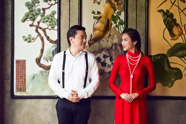 [Caption]Chiếc áo dài duyên dáng là điều không thể thiếu trong đám cưới Việt. Từ ngày xưa, áo dài cưới đã trở thành trang phục trong lễ cưới nước ta và là trang phục cưới truyền thống. Áo dài làm tôn lên toàn bộ đường cong cơ thể của người phụ nữ, và còn toát lên vẻ nữ tính, dịu dàng, thướt tha, uyển chuyển. bất cứ người nào cũng sẽ bị hút hồn khi nhìn thấy người phụ nữ trong tà áo dài. Cũng vì thế áo dài đã rất lâu là trang phục truyền thống đẹp nhất của người phụ nữ Việt Nam, bởi đó nó được lựa chọn làm trang phục trong lễ cưới người Việt.