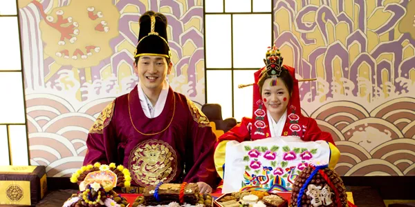 Trong đám cưới, cô dâu Hàn Quốc mặc bộ trang phục truyền thống được gọi là hanbok (ở Hàn Quốc) hay Joseon-ot (ở Bắc Triều Tiên). Bộ đồ bao gồm một chiếc áo dài tay và váy rộng được làm từ vải mềm hoặc lụa cùng màu sắc sặc sỡ. trang-phuc-cuoi-truyen-thong-ruc-ro-cua-co-dau-khap-chau-a-5