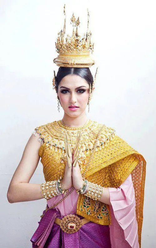 Thay vì mặc váy cưới, cô dâu Thái Lan thường mặc quốc phục trong ngày trọng đại. Bộ váy được làm thủ công, đính kết cầu kỳ vàđược dát vàng thật. trang-phuc-cuoi-truyen-thong-ruc-ro-cua-co-dau-khap-chau-a-2